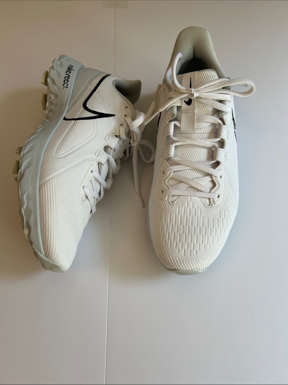 Nike Men’s White Athletic Golf Shoes with Black Swoosh
